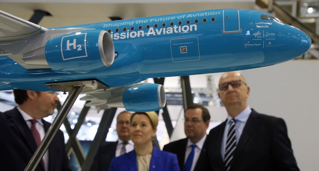 Franziska Giffey (SPD), damals Regierende Bürgermeisterin, und Dietmar Woidke (r, SPD), Ministerpräsident von Brandenburg, vor einem Flugzeug-Modell.