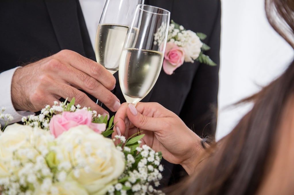 Erst der Sektempfang, dann die Hochzeitstorte, später die Festtafel: Eine Hochzeit wird schnell teuer. Ist da die Lösung, die Gäste zur Kasse zu bitten?