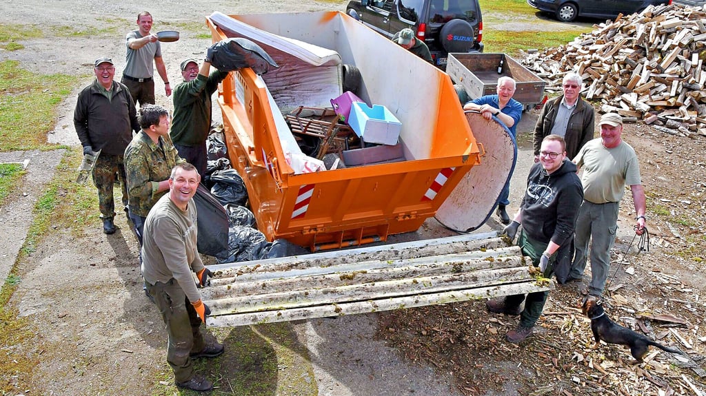 Reifen,Tapetenreste, Campingmöbel und sogar Asbestplatten: In Hödingen ist ein Container mit Müll bei der Sammelaktion des Hegerings Belsdorf und der Jägerschaft Haldensleben zusammengekommen.