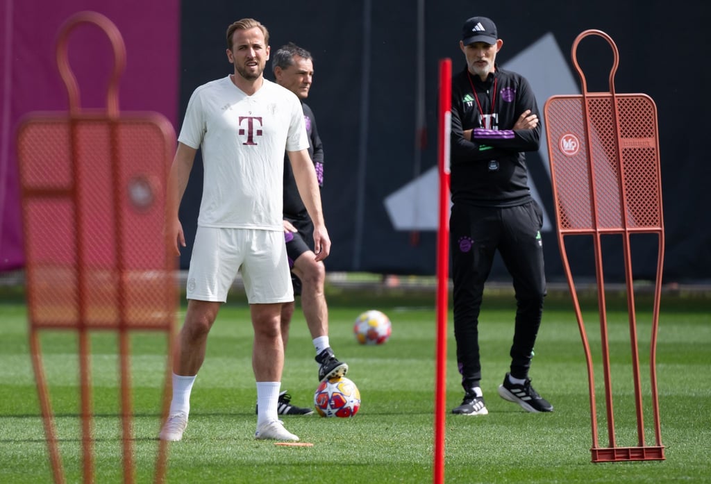 Harry Kane (l-r), Co-Trainer Arno Michels und Trainer Thomas Tuchel während einer Übungsform im Training.