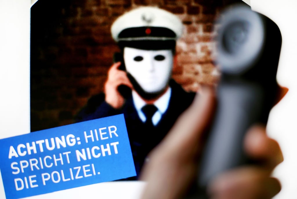 Plakat der Polizei warnt vor Betrug am Telefon. In Annaburg wurden Leute von falschen Polizisten angerufen.