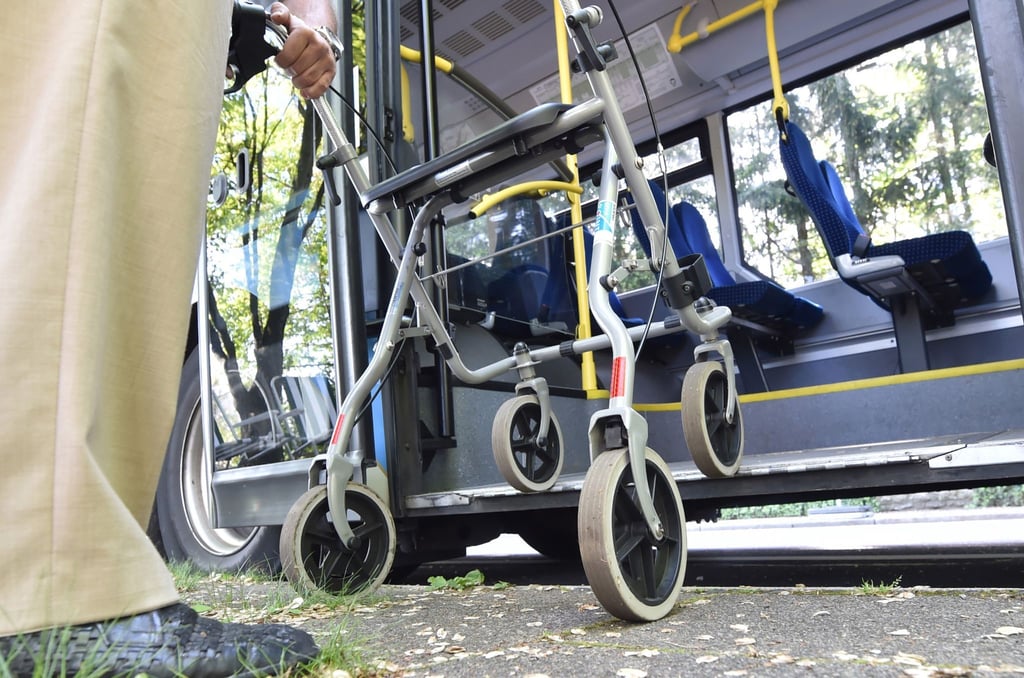 Ein Rollator ist in einem Bus.