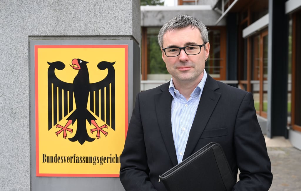 Ein leiblicher Vater aus Sachsen-Anhalt kämpft um die Anerkenng seiner Vaterschaft - und hat vor dem Bundesverfassungsgericht teilweise Recht bekommen.