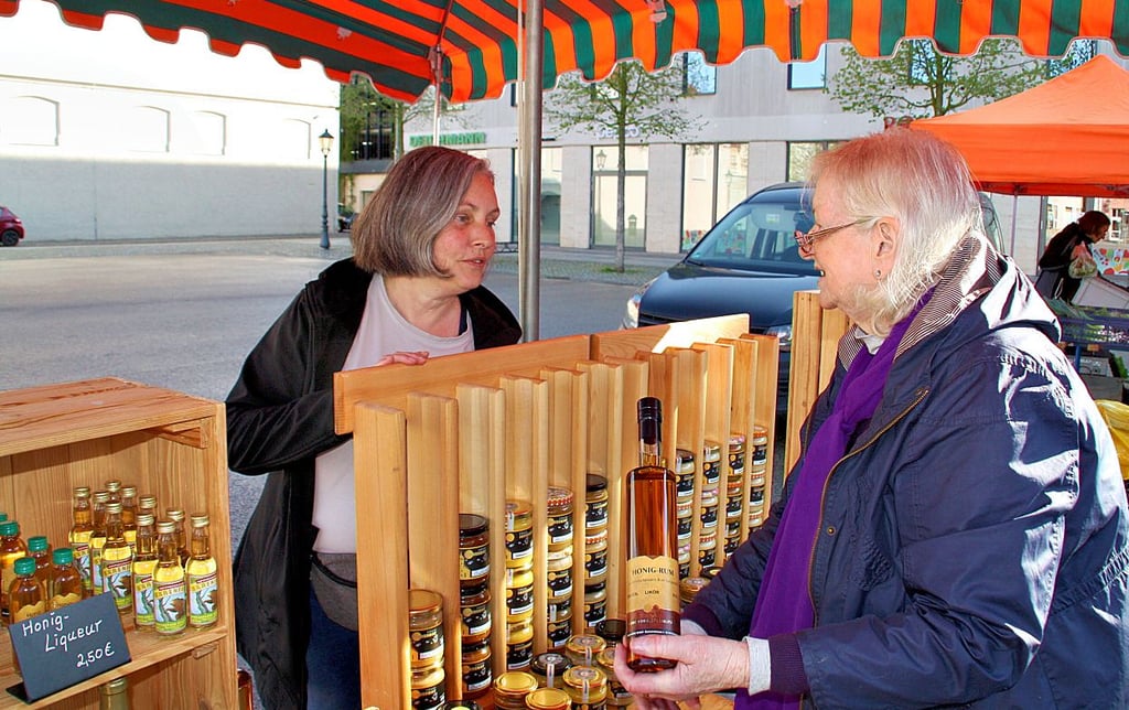 June Johnson (re.) informiert sich am Stand von Anja Wiersig.
