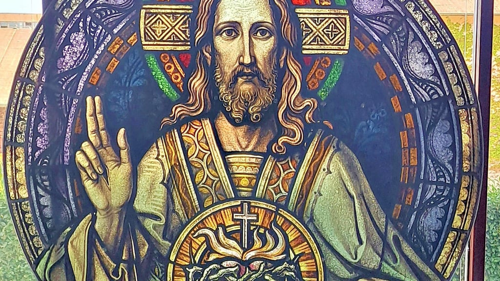 Die Glaswerkstätten Schneemelcher haben das Herz-Jesu-Fenster aufgearbeitet.