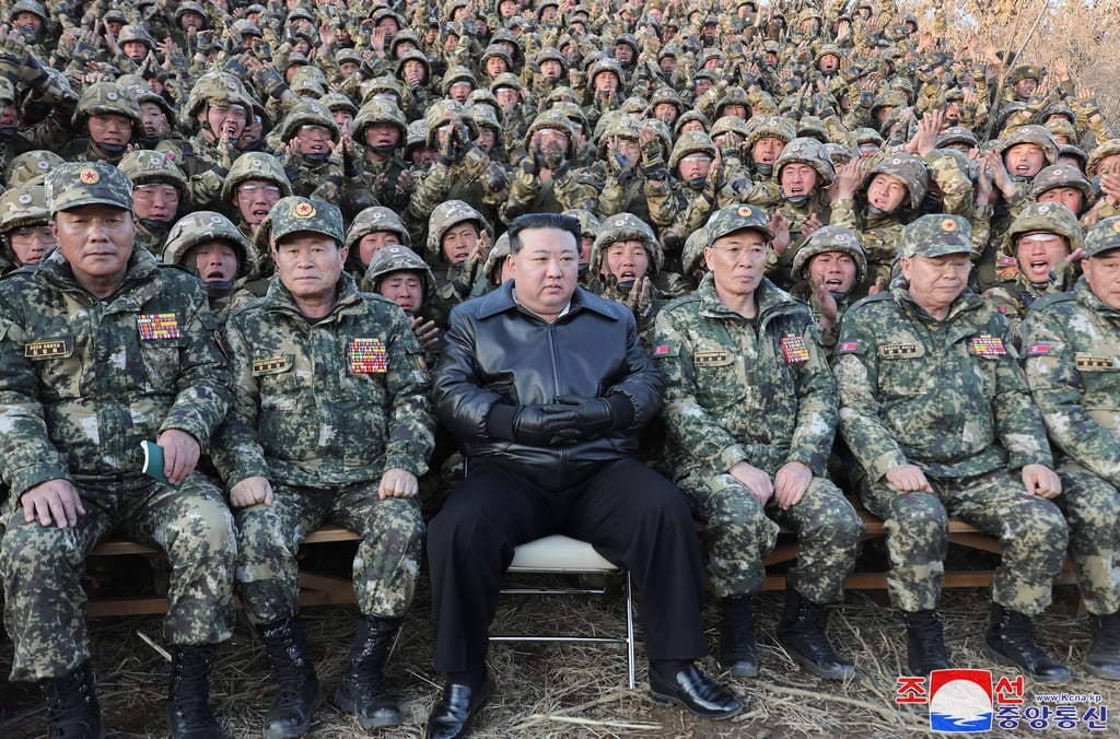 China ist ein wichtiger Verbündeter der selbst ernannten Atommacht unter Machthaber Kim Jong Un (M.).