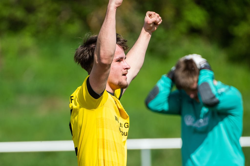 Vico Wolfram (l.) freut sich über sein „goldenes“ Tor zum 1:0-Sieg der Mertendorfer Reserve im Kreisklasse-Spiel gegen Baumersroda II/Burgscheidungen. Der gut haltende Gästekeeper Ewald Linken ärgert sich.