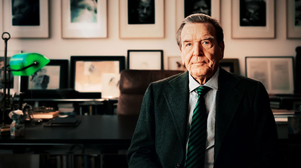 Altkanzler Gerhard Schröder empfängt ein NDR-Team in seiner Kanzlei in Hannover.