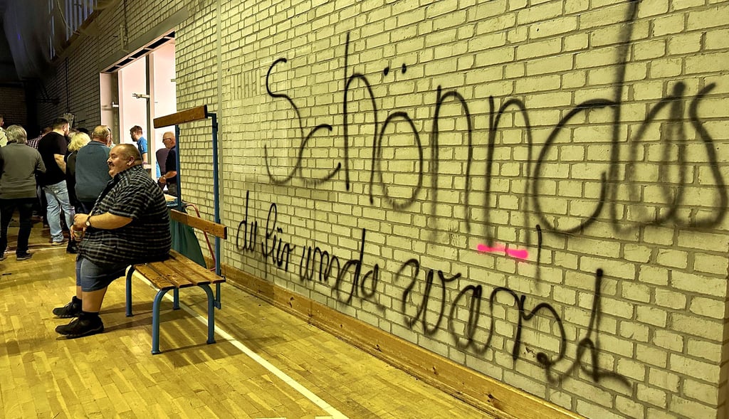 Die Einwohner von Seyda verabschieden ihre Turnhalle mit einer großen Abrissparty. Einige Besucher schreiben einen letzten Gruß an die Wände der Halle, in der Generationen Freizeit- und Schulsport mit allen Höhen und Tiefen durchlebt haben.