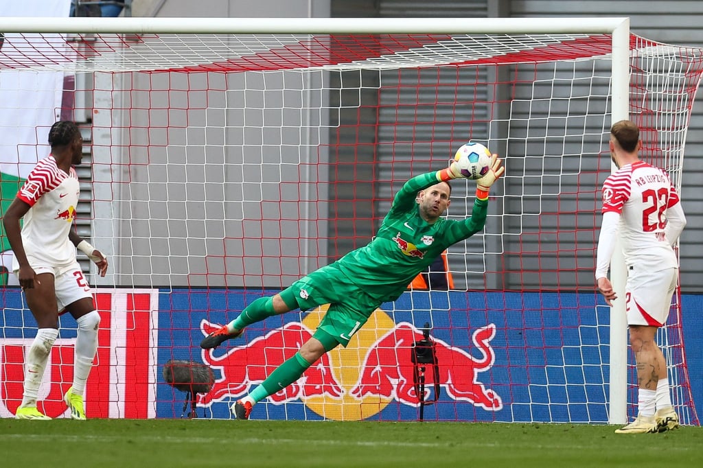 Leipzigs Torwart Peter Gulacsi hält einen Ball.