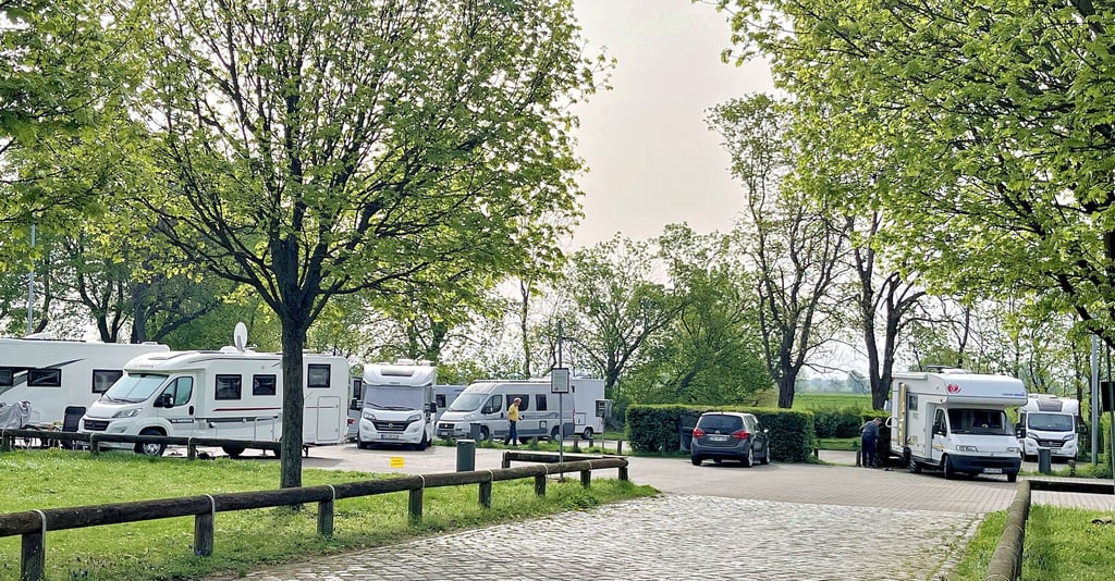 Dienstagmorgen auf dem Caravanplatz am Tanger von Tangermünde. Idyllisch unmittelbar an den Wiesen von Tanger und Elbe gelegen, verbringen Reisende hier zu jeder Jahreszeit einige Urlaubstage. Zuletzt war der Platz an den Osterfeiertagen übervoll.