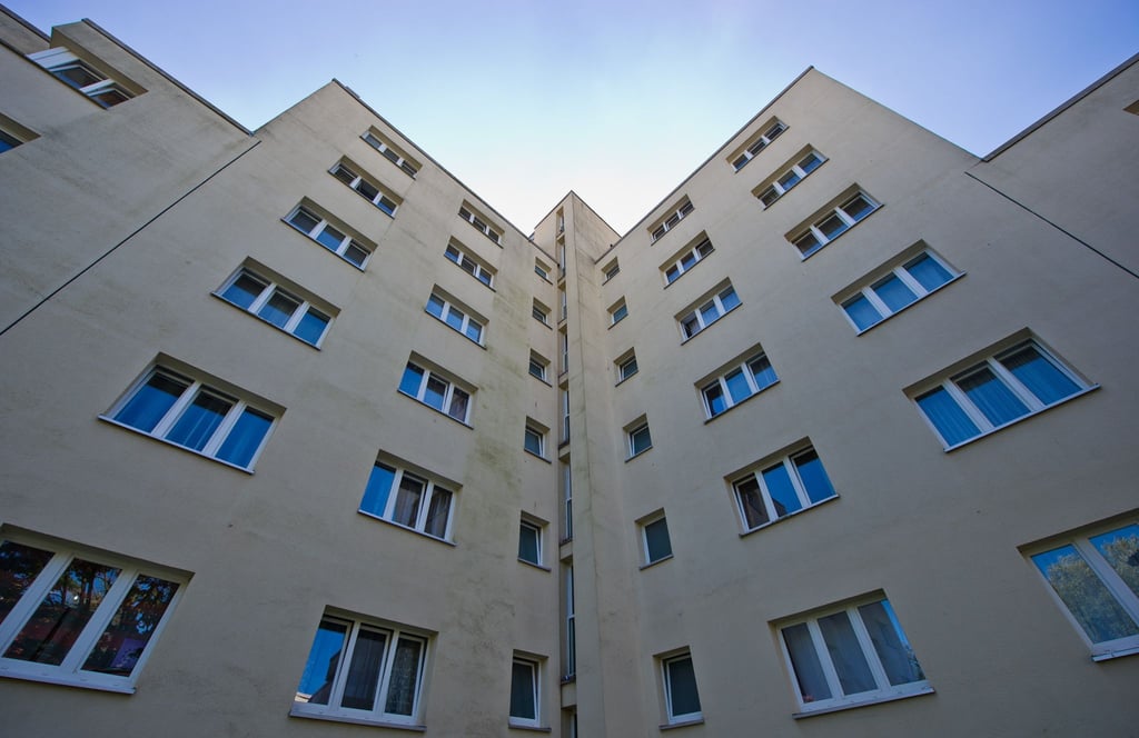 Die Fassade eines Wohnblocks.