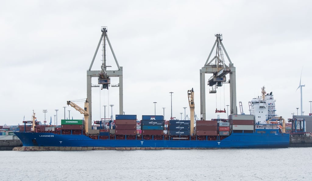 Das Containerschiff "Langeness" liegt am Terminal am Burchardkai.