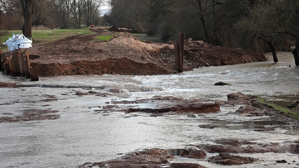 Symbolbild: Viele Kubikmeter Helmewasser gelangten durch die Deichscharte auf die Felder bei Katharinenrieth.
