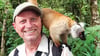 Für seine Tiere schnitzt der Tierpfleger Jörg Gräser sogar manchmal Figuren aus Obst, dennoch war Tierpfleger nicht sein Wunschberuf.
