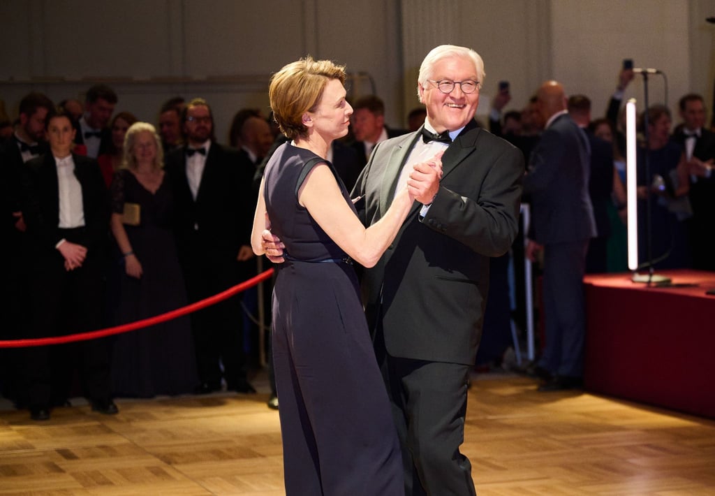 Bundespräsident Frank-Walter Steinmeier und seine Frau Elke Büdenbender tanzen beim Bundespresseball.
