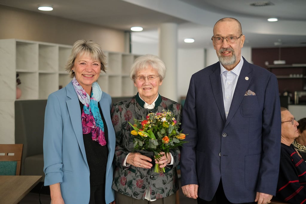 Residenzleiterin Melanie End (l.) begrüßte die neuen Mieter Edelgard und Gerhard Bätz in der ProCurand Residenz Am Hallorenring. Mit regelmäßigen Willkommensrunden wird den Mieter*innen Gelegenheit gegeben, sich kennenzulernen und zu einer Gemeinschaft zusammenzuwachsen.