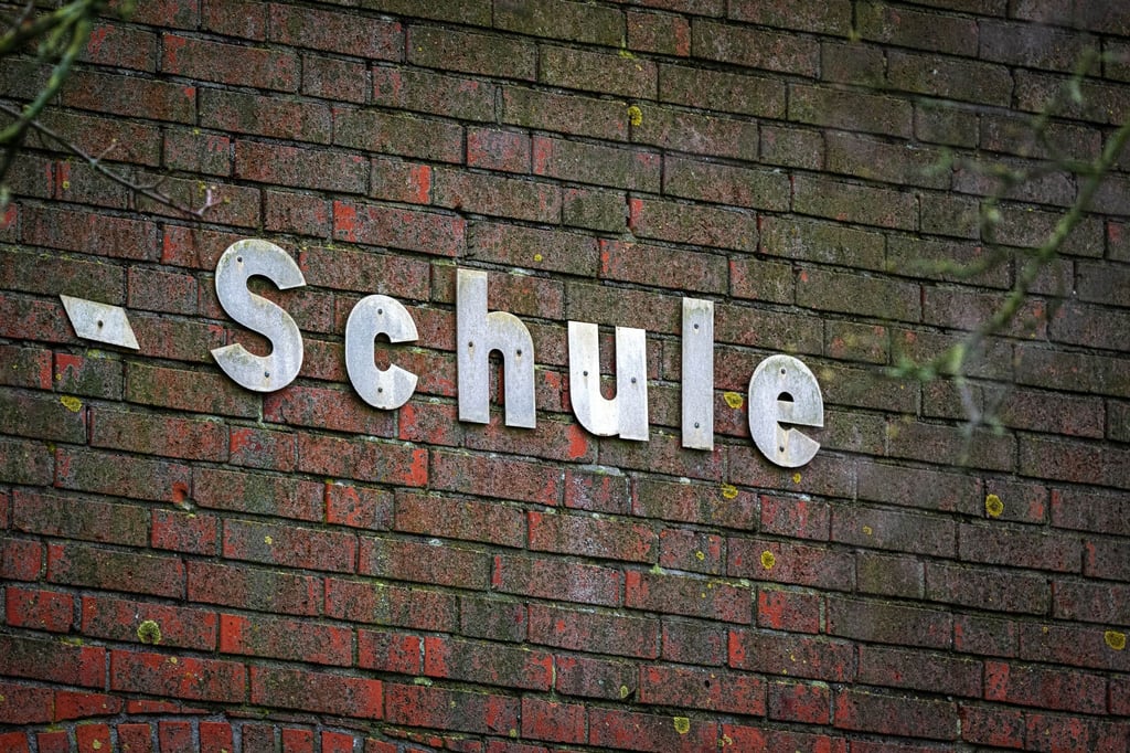 Fast jedes zweite Kind aus der vierten Klasse sagt einer Studie zufolge, es sei schon mal geschlagen worden oder jemand habe ihm in der Schule etwa durch Schubsen oder Treten wehgetan.