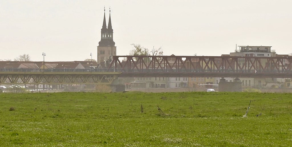 Von den Grünewalder Elbwiesen aus betrachtet waren am Ostersonnabend die in 700 Meter Entfernung liegende Schönebecker Elbebrücke und dahinter die Türme der St.-Jakobi-Kirche vom Dunst des Saharastaubs gelblich verschleiert.