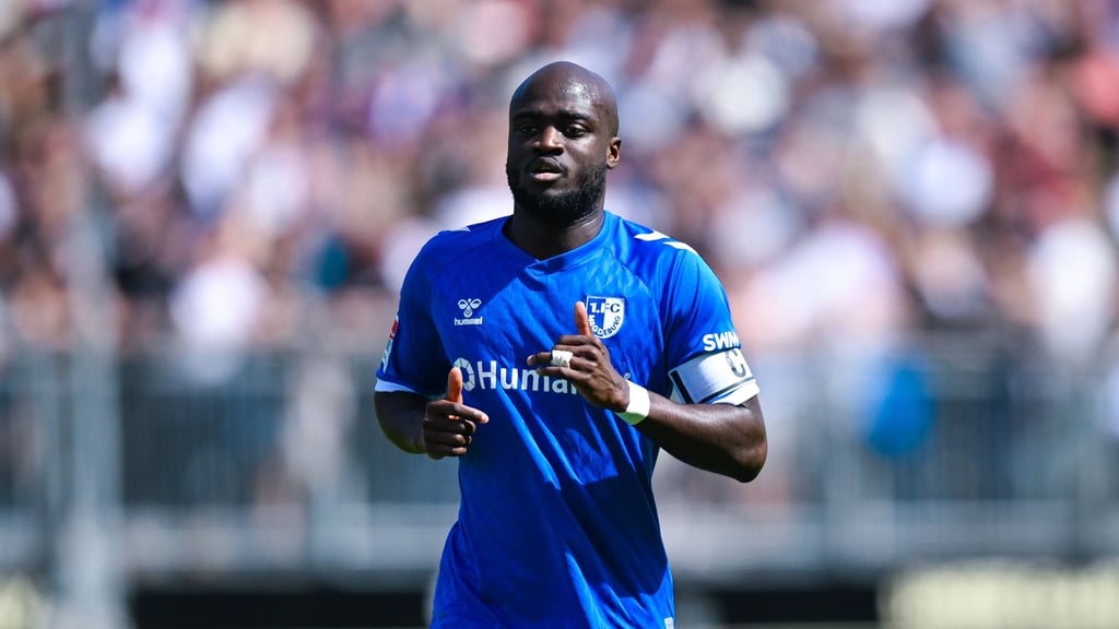 Amara Condé vom 1. FC Magdeburg sieht sein Team auf dem Weg aus der Krise. Am Sonntag ist der Hamburger SV zu Gast beim FCM in der 2. Bundesliga.