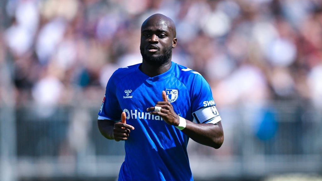 Amara Condé vom 1. FC Magdeburg sieht sein Team auf dem Weg aus der Krise. Am Sonntag ist der Hamburger SV zu Gast beim FCM in der 2. Bundesliga.