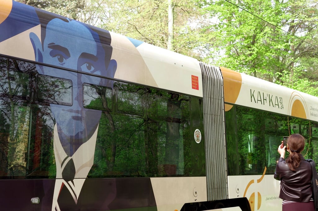 In Prag erinnert diese neugestaltete Straßenbahn an den deutschsprachigen Schriftsteller Franz Kafka.