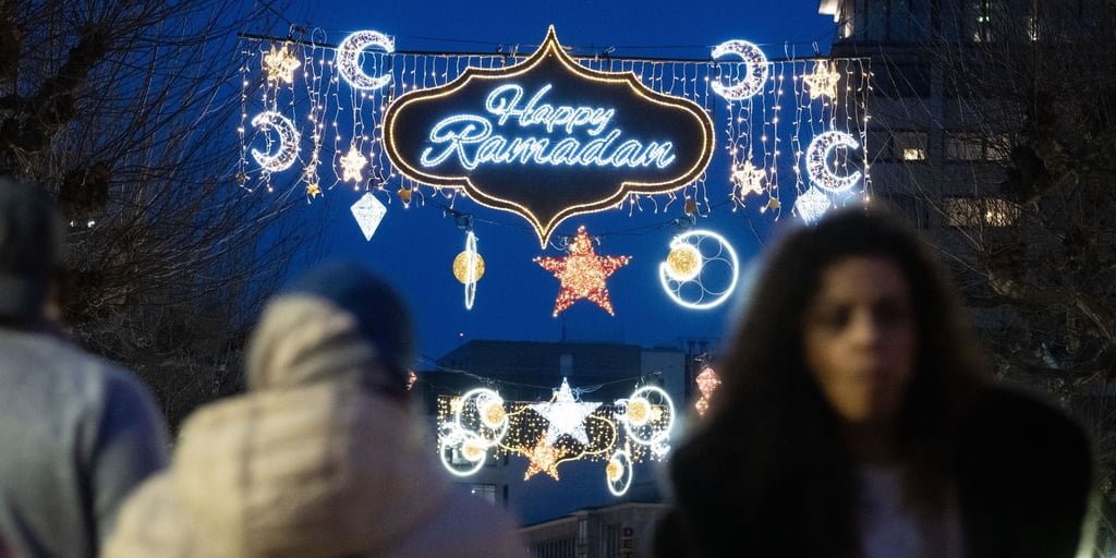 Der erleuchtete Schriftzug „Happy Ramadan“ ist bei Einbruch der Dunkelheit auf der Fressgass in Frankfurt am Main zu sehen.
