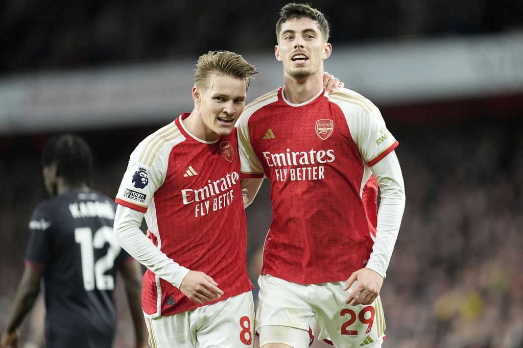 Arsenals Martin Odegaard (l) jubelt nach einem Tor mit seinem Teamkollegen Kai Havertz.