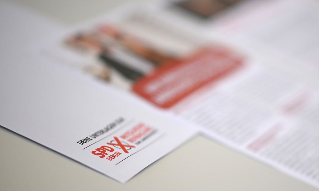 Wahlunterlagen liegen bei der Übergabe der Wahlbriefe zur SPD-Mitgliederbefragung auf einem Tisch.