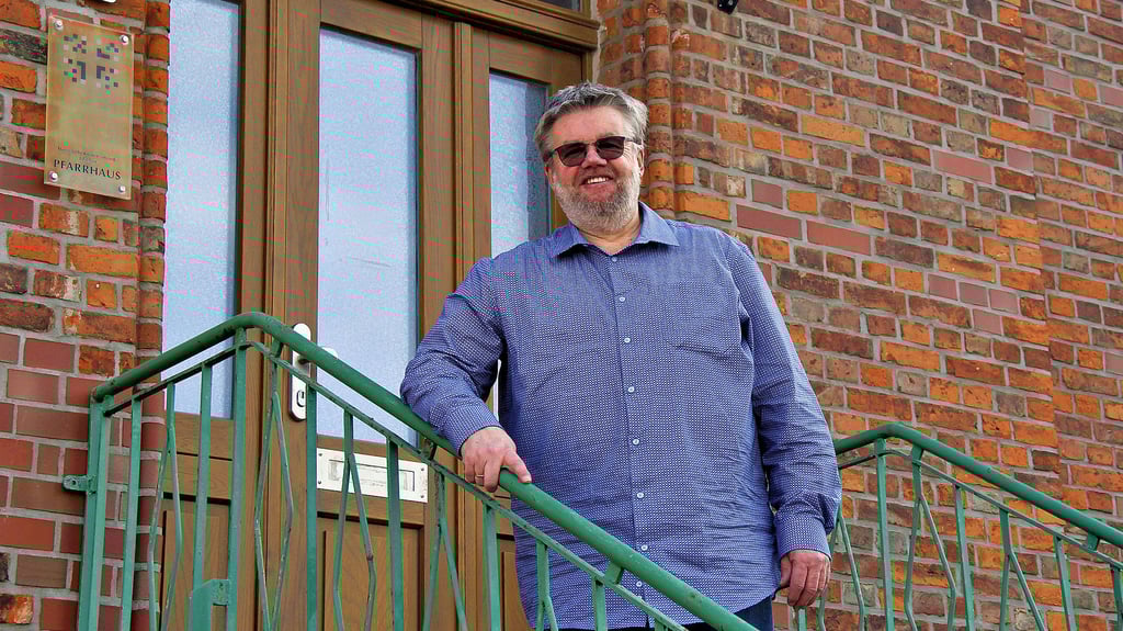 Thomas Meißner (58) in zivil vor dem Pfarrhaus in Eilsleben.