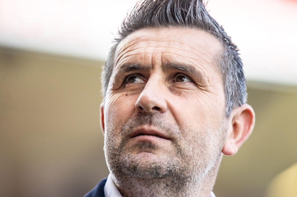Trainer Nenad Bjelica von Union Berlin blickt nach oben.