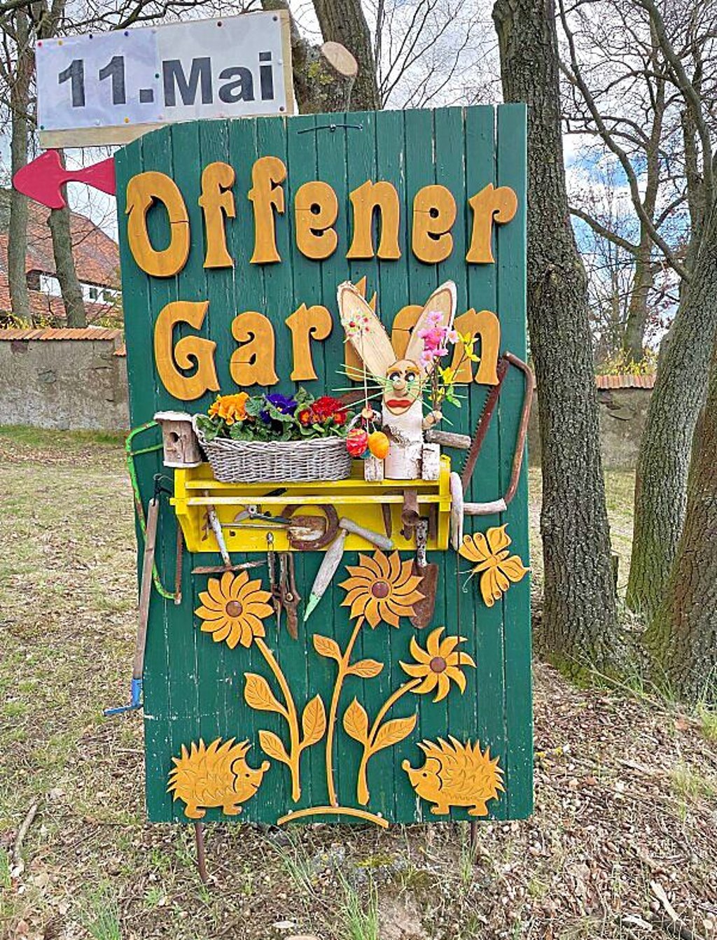 Am Waldweg, der auf die B 187 mündet, wird bereits jetzt auf den offenen Garten in Holzdorf hingewiesen.