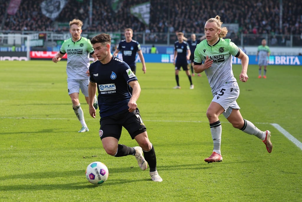Wiesbadens Robin Heußer (l) und Hannovers Lars Timo Gindorf (r).