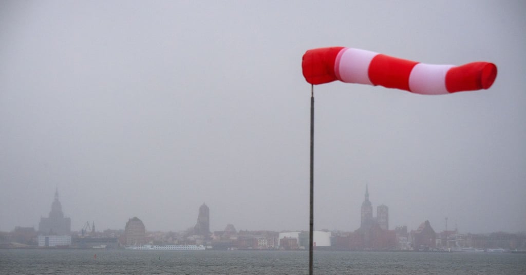Ein Windsack steht fast horizontal in der Luft und zeigt den Wind an.