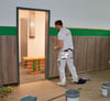 Im  Sozialgebäude des VfB Klötze im  Geschwister-Scholl-Stadion werden die letzten Malerarbeiten in den Innenräumen erledigt. 