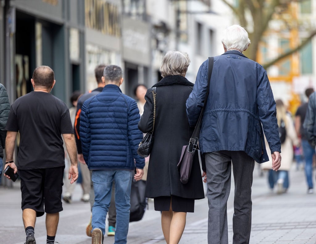 Senioren gehen durch Innenstadt.