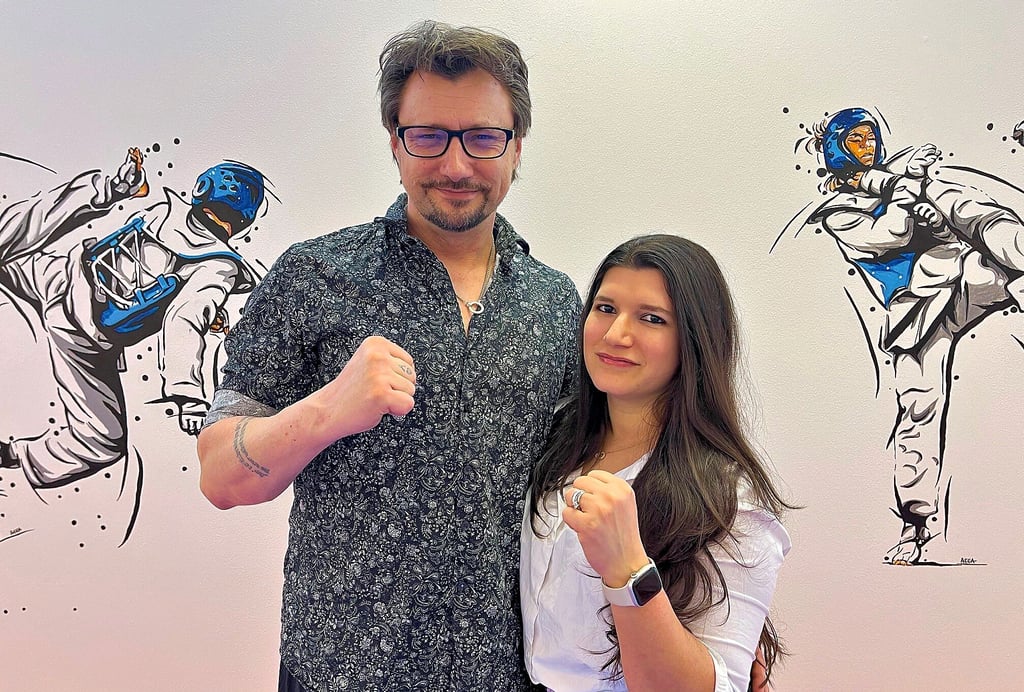 Eike Altenkrüger und Andrea Erazo Altenkrüger vor einer neugestalteten Wand im neuen Studio.