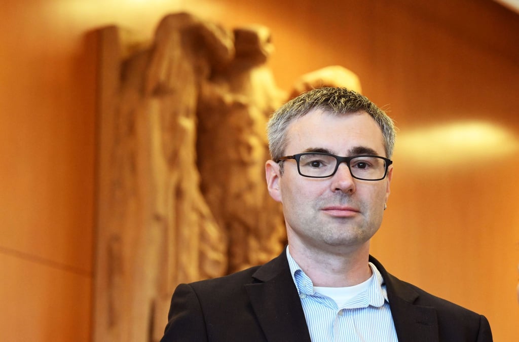 Tobias, Kläger in Sachen „Regelungen zur Vaterschaftsanfechtung“, wartet im Bundesverfassungsgericht auf den Beginn der Verhandlung.