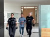 In Handschellen wurde der Angeklagte zum Prozessauftakt am Dienstag (9. April 2024) in den Gerichtssaal des Landgerichts Magdeburg gebracht.