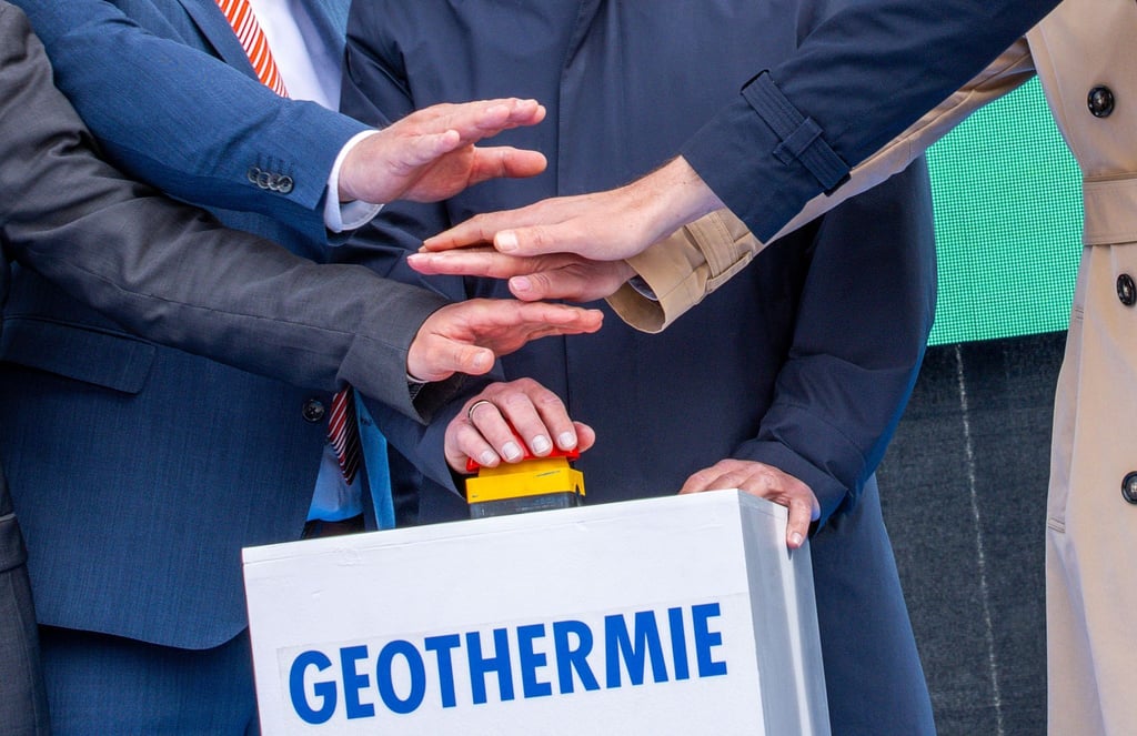 Mit einem Knopfdruck wird eine Geothermieanlage der Stadtwerke Schwerin eröffnet.