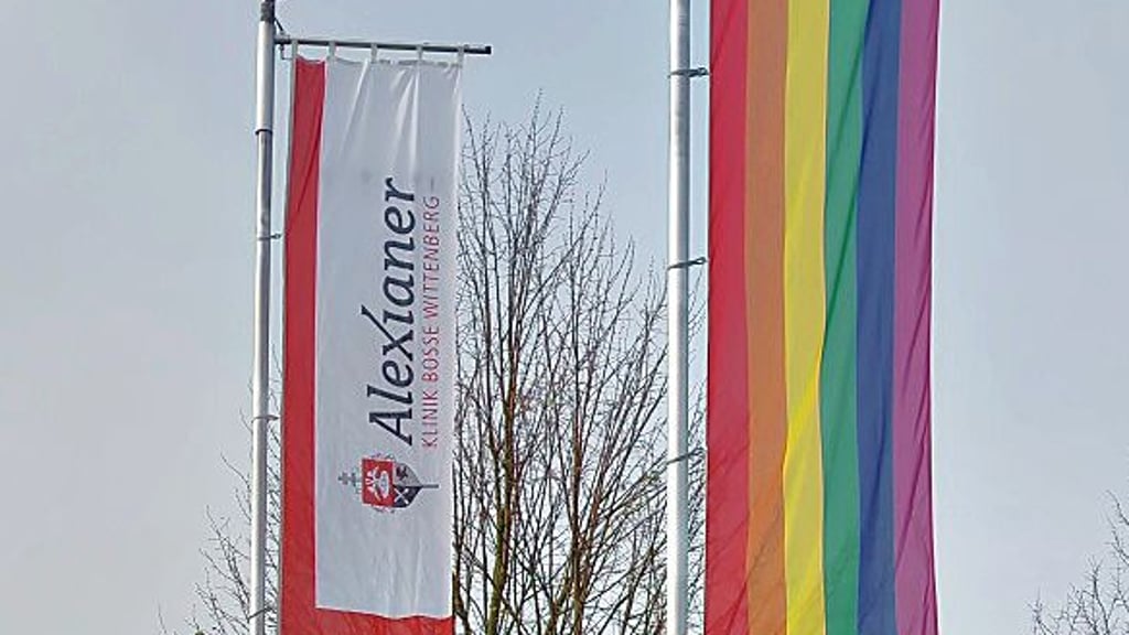 Regenbogenflagge ist an der Klinik Bosse gehisst worden.