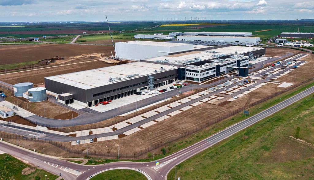 Die Bauarbeiten am neuen Avnet-Standort nahe des Bernburger Autobahndreiecks liegen nach Einschätzung des Unternehmens im Zeitplan.