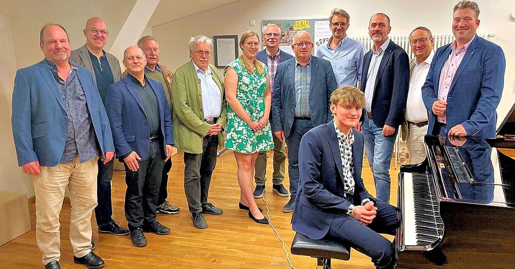 Franz Meinhof spielte am Blüthner-Flügel für die bei der Spendenübergabe anwesenden Naumburger Rotary-Club-Mitglieder.