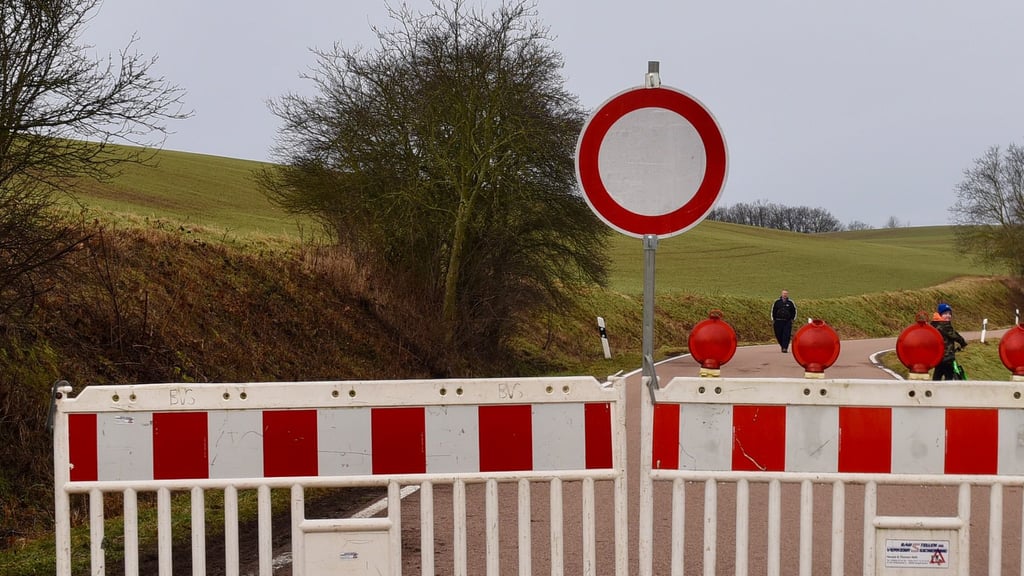 Symbolfoto - Während der Bauarbeiten wird die Straße voll gesperrt.