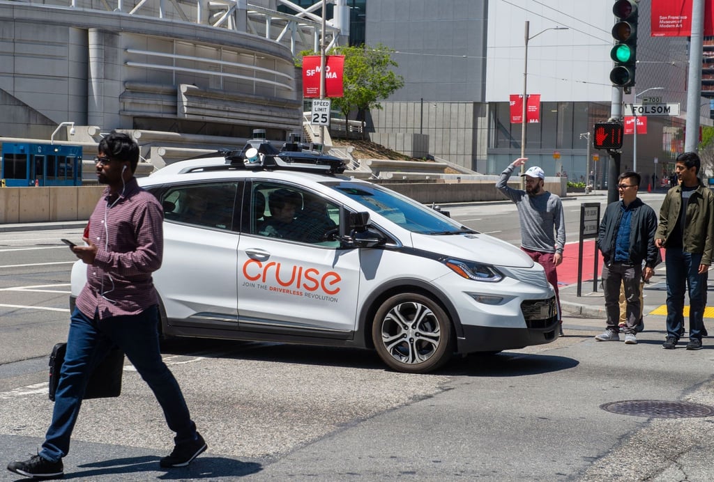 Ein selbstfahrendes Auto der Roboterwagenfirma Cruise des US-Konzerns General Motors sorgt für Unmut bei Fußgängern, nachdem es auf einer Kreuzung steckenblieb und sie bei Rot verlässt.