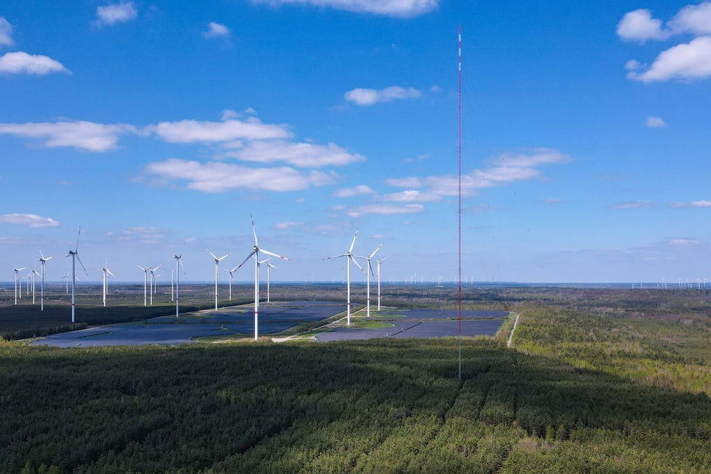 Der 300 Meter hohe Windmessmast ragt auf der Hochfläche in Klettwitz bei Schipkau in den Himmel.
