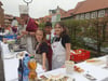 Greta, Lilly und Philipp (von links) halfen Bürgermeister Olaf Meining beim Zubereiten der Kartoffelpuffer.