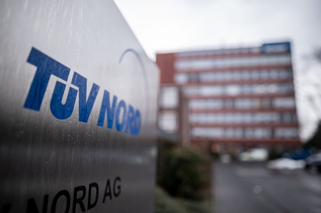 Das Logo des Tüv Nord ist vor der Zentrale in Essen zu sehen.