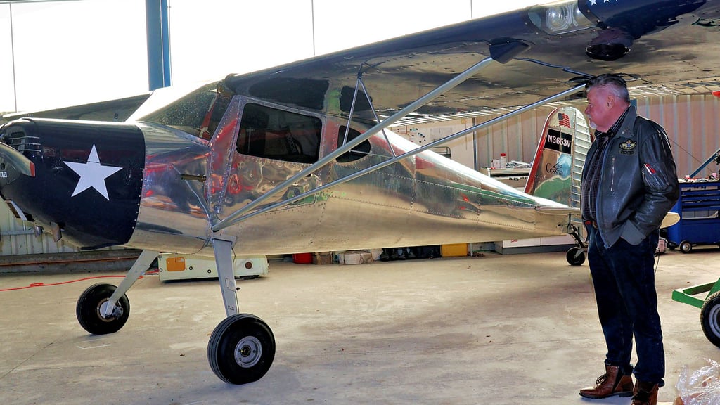 Peter Richter betreibt den Flugplatz in Scharlibbe. Dort bekommen alte Flugzeuge wie diese Cessna von 1948 neuen Glanz und heben wieder ab.
