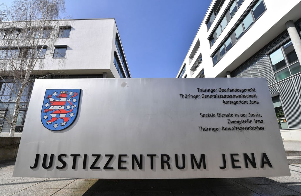 Blick auf den Eingang zum Justizzentrum Jena.